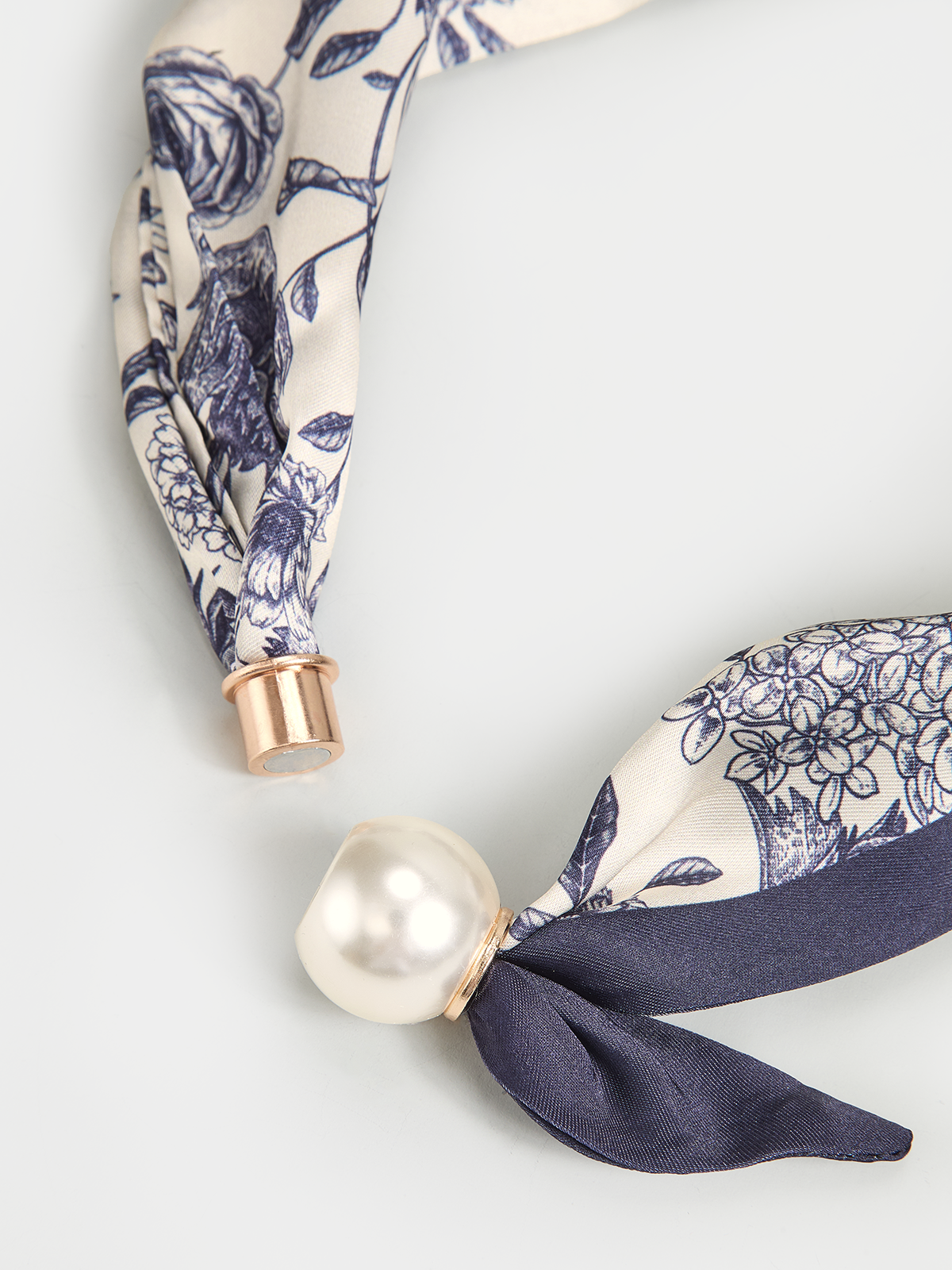Pearl Magnetic Closure Floral Print Scarf