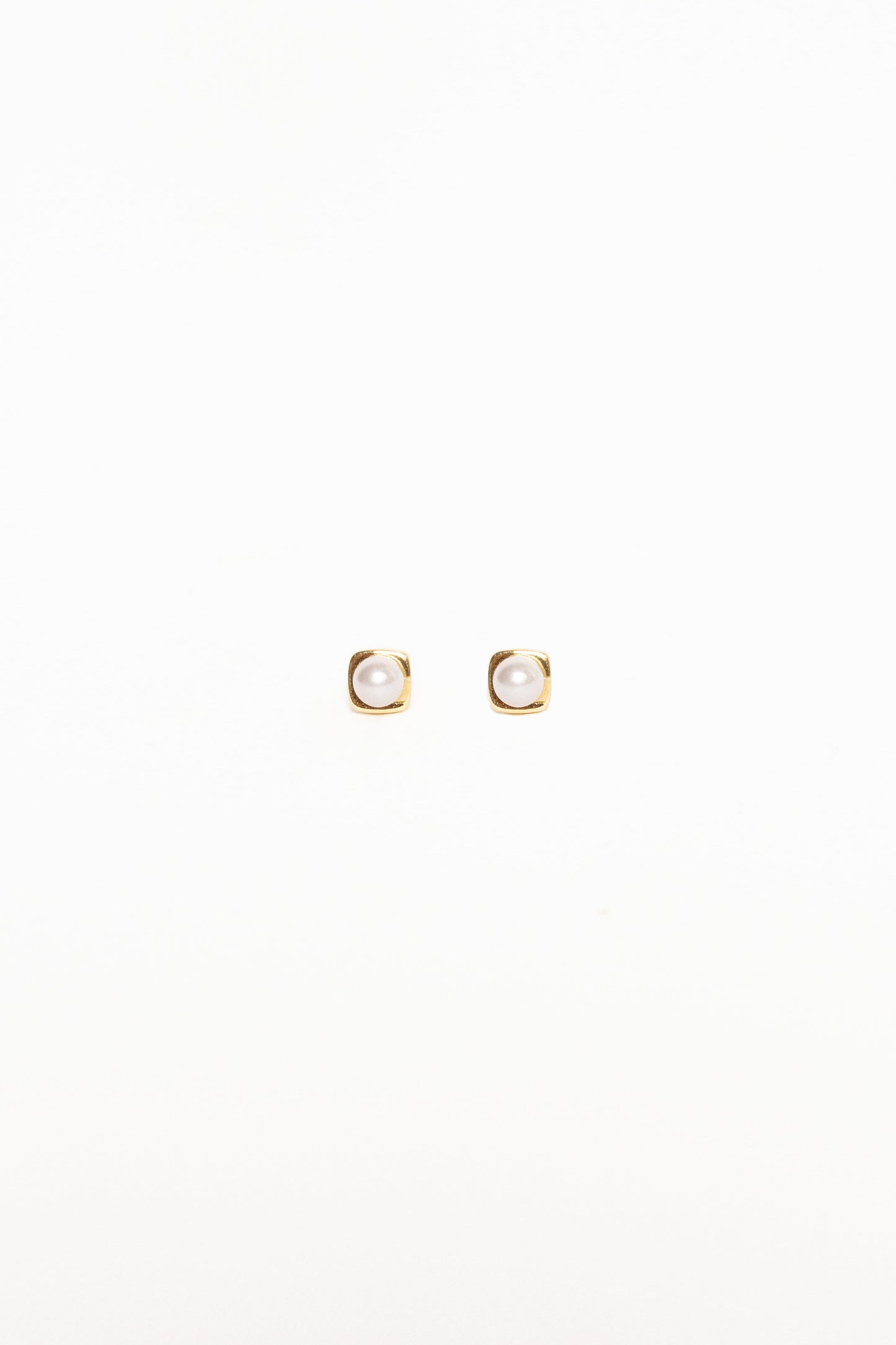 Helene Stud Earrings - Gold/Pearl
